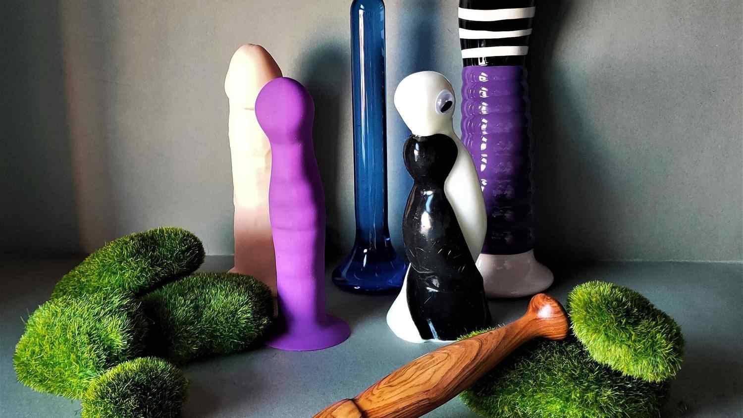Historie erotických pomůcek: od kamenných robertků až po první sexshopy Titulní obrázek článku Historie erotických pomůcek: od kamenných robertků až po první sexshopy