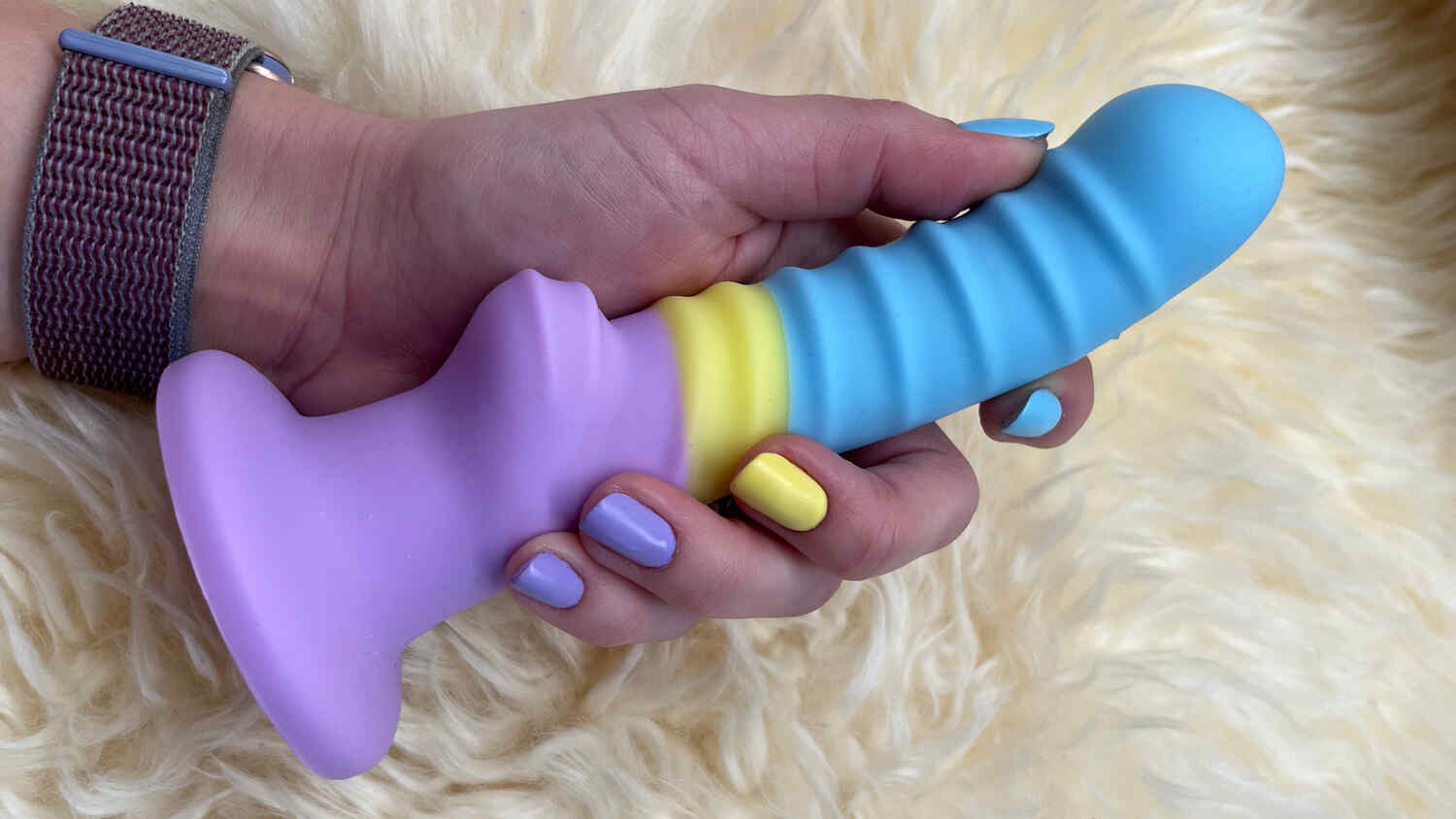 Silikonové dildo s přísavkou Mythology Colby Pastel. Zdroj: Sexio.cz.